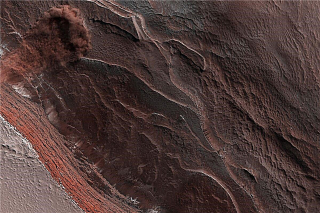 Lawine auf dem Mars wirft Schmutz in der Nähe des Nordpols des Roten Planeten in erstaunlichem Foto auf