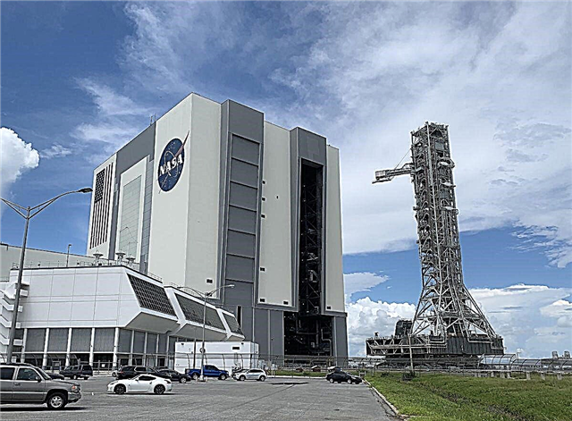 NASA's Kennedy Space Center na Florydzie staje się jasne, gdy huragan Dorian się rozwija