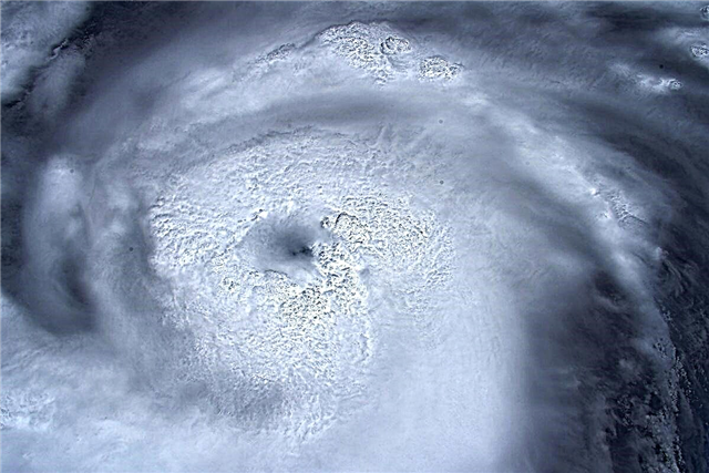Астронавт в космически погледи в очите на урагана Дориан, буря от категория 4