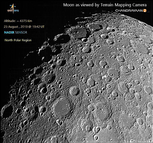 Индийский космический корабль Chandrayaan-2 разведывает луну на новых лунных фотографиях