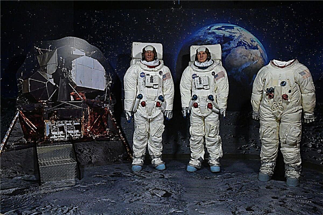 Восковая ностальгия по поводу Аполлона-11? Нил и Базз Лэнд на космической выставке мадам Тюссо!