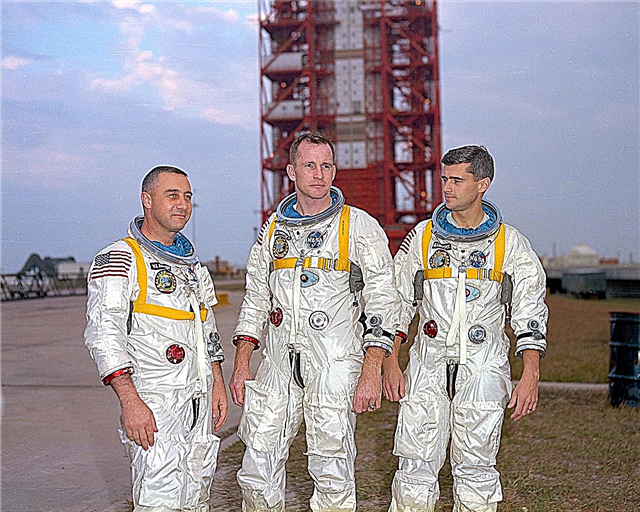 17 Misi Apollo Moon NASA dalam Gambar