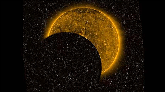 Спутник наблюдал солнечное затмение 2 июля из космоса (видео)