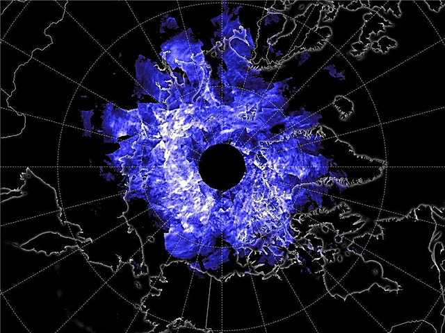 Необычные серебристые облака мерцают на северном полюсе в виде спутника