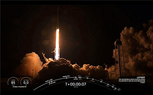 SpaceX Falcon Heavy Rocket Lofts 24 satelitů v první noční spuštění