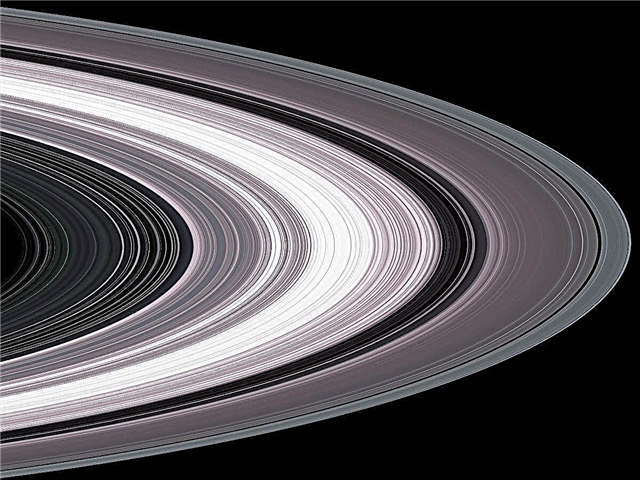 Ja, Saturns Rings Are Awesome - NASAs Cassini viste oss akkurat HVORDAN Awesome.