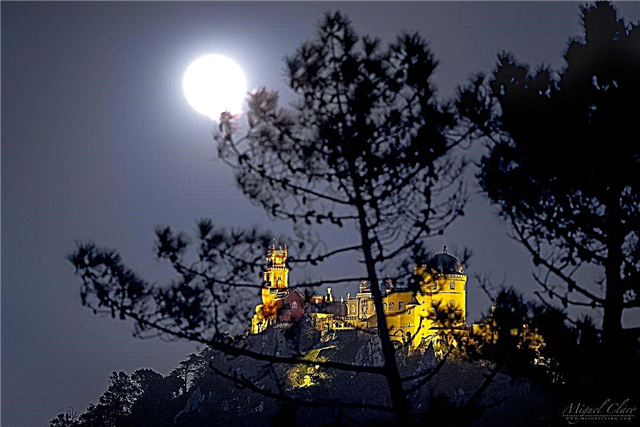 Свръхмесеците се извисяват над португалския дворец в Dreamy Night-Sky Photo