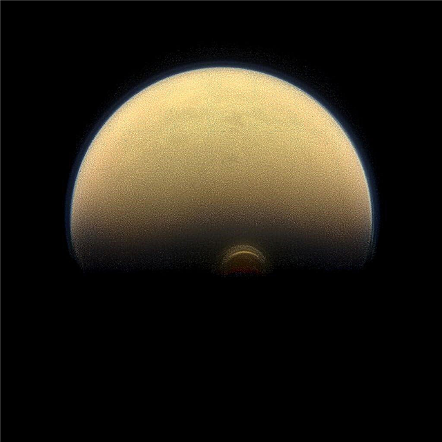 Auf Titan kann der Polarwirbel 22 (Erd-) Jahre lang zittern