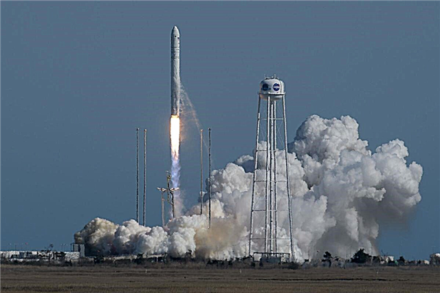 Antares Rocket lanserer Cygnus Cargo Ship på Marathon Mission for NASA