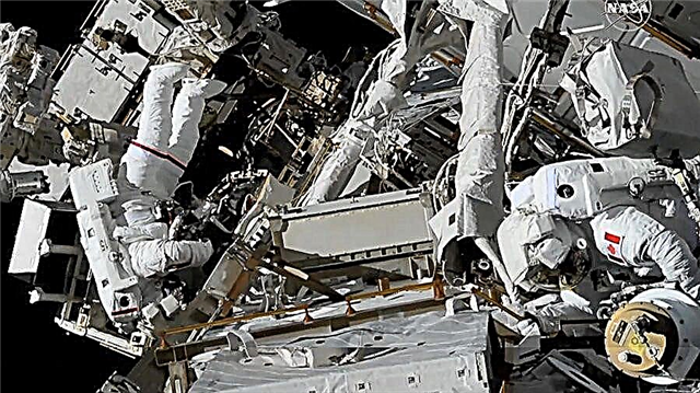 Spacewalking Astronauts Battle Stuck Panel, Wrangle-Kabel auf der Raumstation