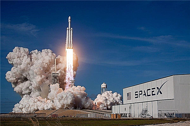SpaceX Meluncurkan Falcon Heavy Ahead of Rocket's 2nd-Ever Launch Minggu Depan