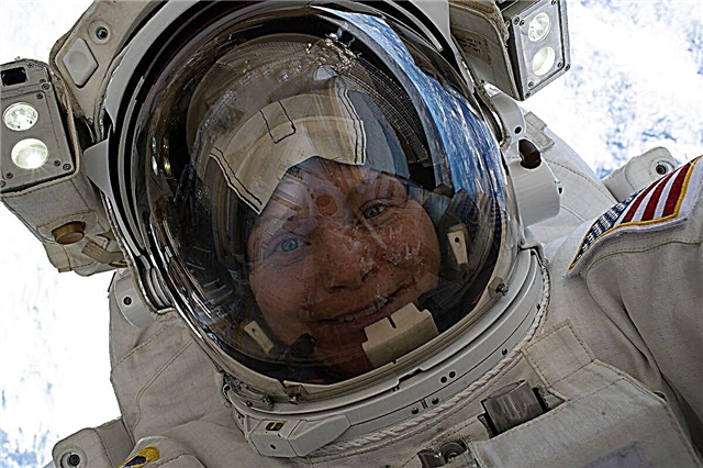Астронавтът Ан МакКлайн обича да поеме Aidy Bryant на "Събота вечер на живо"