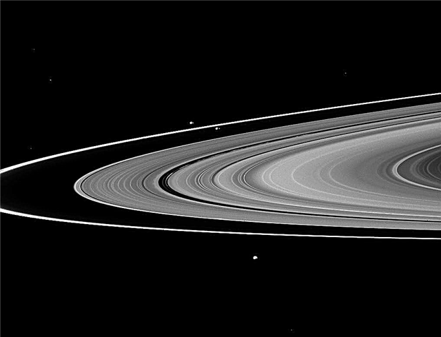 Seltsam gefärbte Saturnmonde in Verbindung mit Ringmerkmalen, Cassini der NASA enthüllt