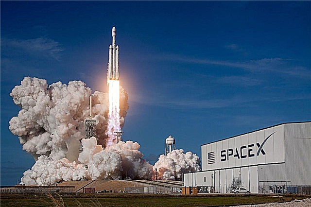SpaceX의 Falcon Heavy Megarocket, 4 월 1 차 상용 미션 비행