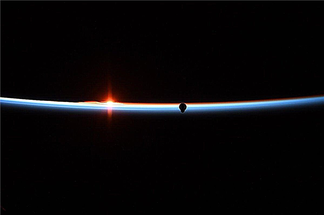رائد فضاء يلتقط صورة أخاذة لمحطة الفضاء سبيس إكس كرو دراجون بالقرب من محطة الفضاء