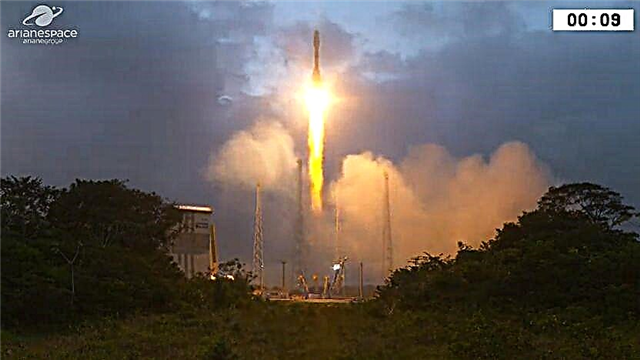 تطلق Soyuz Rocket المرتبة الأولى من العديد من الأقمار الصناعية لمجموعة OneWeb العالمية من الإنترنت