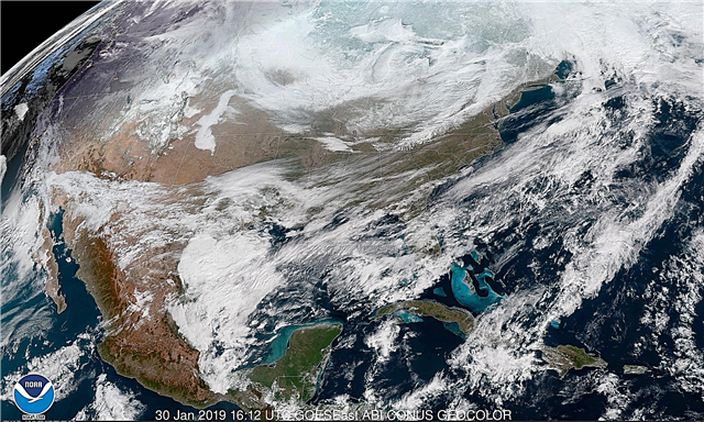 Sledujte, ako polárny vír vrhá chlad na severnú Ameriku v tomto satelitnom pohľade