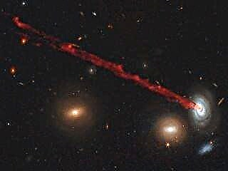 Hubble Spies Zagłada Galaktyka spiralna pogrąża się w gromadzie śpiączki (i traci zbyt dużo gazu)