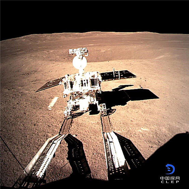 El Yutu 2 Rover de China conduce al otro lado de la luna