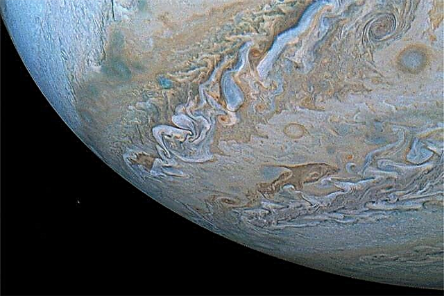 Delfinformet sky svømmer over Jupiter i denne fantastiske NASA-udsigt