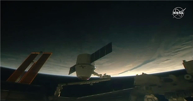 „SpaceX Dragon“ pristato krovinius (ir kalėdinius gydomus produktus) į kosminę stotį