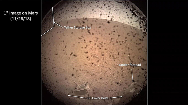 Lūk! Šeit ir 1. foto no Marsa no NASA InSight Lander.