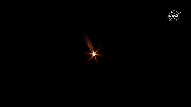 Racheta Antares lansează marfa NASA către stația spațială din Răspândirea Predawn strălucitoare