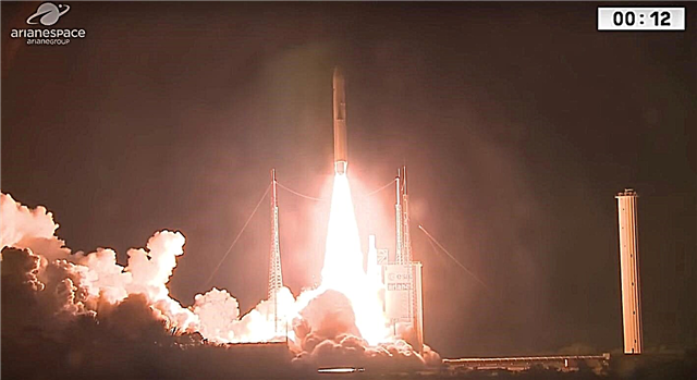 Ariane 5 Rocket Lofts 2 műholdak a mérföldkő 100. indításán