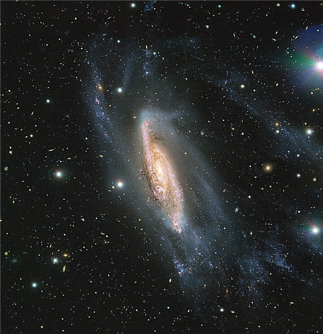 Asteróide se esconde por trás da galáxia espiral cintilante nesta vista deslumbrante do telescópio
