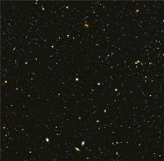 يتألق 15000 مجرة ​​في هذا المنظر من تلسكوب هابل الفضائي