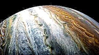 Bandas ondulantes se envuelven alrededor de Júpiter mientras su campo magnético y las corrientes en chorro se reproducen