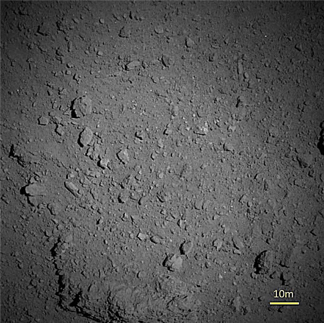 „Space Rock in Crosshairs“! Japonijos zondas užfiksuoja iš arti esančius asteroido Ryugu vaizdus