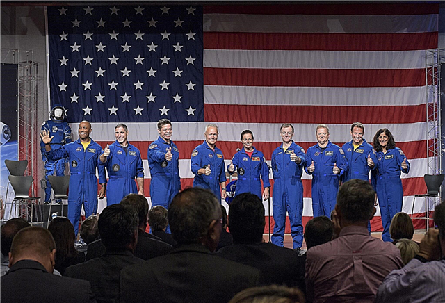 Трамп приветствует астронавтов, которые будут летать на космических кораблях SpaceX и Boeing. И космическая сила тоже?