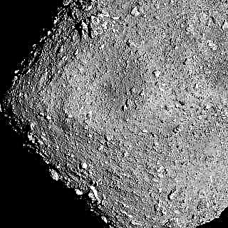 Cantos rodados y un cráter asteroide Ryugu en esta espectacular vista de primer plano