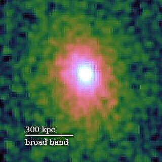 تم العثور على مجموعة مجرة ​​ضخمة مختبئة في مشهد عادي