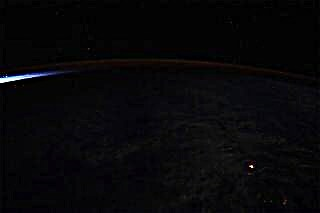 شاهد إيري لافا جلو من ثوران بركان كيلوا من هاواي من الفضاء