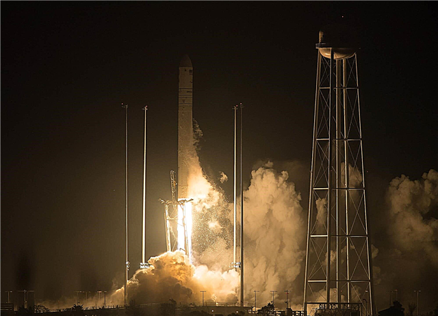 안타레스 로켓, 눈부신 전 새벽 이륙에서 우주 정거장에 NASA화물 발사