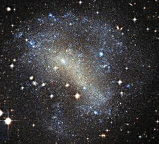 Chaotische, vormeloze Galaxy glitters in oogverblindende Hubble-telescoopweergave