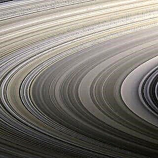 Saturns mehrfarbige Ringe blenden im Foto von Cassini Spacecraft