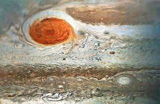 يدور المشتري في بقعة حمراء كبيرة في صورة مذهلة قريبة عن قرب بواسطة Juno Probe
