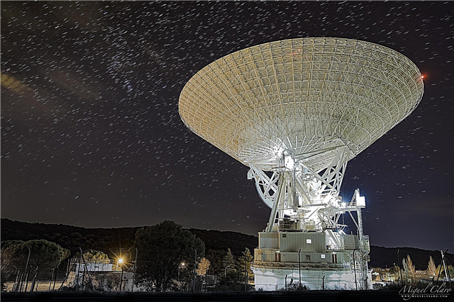 Цанис Мајор Твинклес над огромним дубоко-свемирским телескопом (Фото)