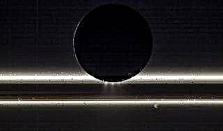 زحل القمر إنسيلادوس يفجر الخواتم مع السخانات في صور كاسيني الرائعة