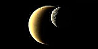 Контрастные спутники Сатурна объединяются в эффектном фото Кассини