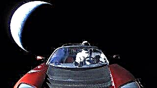 Elon Musk's Tesla Roadster e Starman deixam a terra para sempre nesta foto final