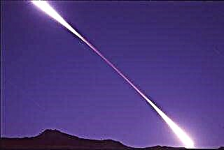 Kosmischer Wattestäbchen taucht über Arizona im Zeitraffer-Foto der Mondfinsternis auf