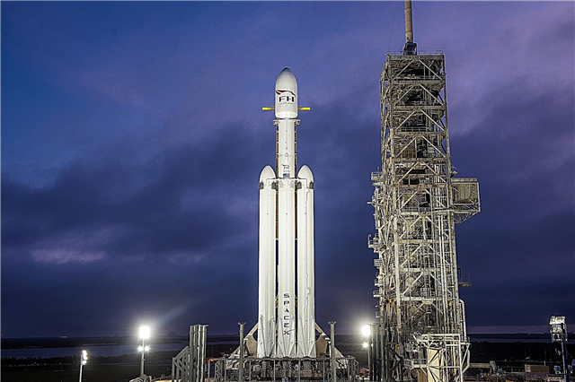 مجموعة إطلاق أول صاروخ فالكون للصواريخ الثقيلة من سبيس إكس في 6 فبراير