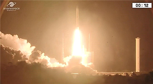 Neskatoties uz palaišanas anomāliju, Ariane 5 raķete piegādā satelītus, NASA GOLD uz Orbītu
