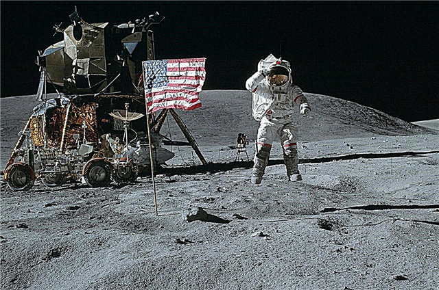 El astronauta John Young, que caminó en la Luna y dirigió la primera misión de traslado, muere a los 87