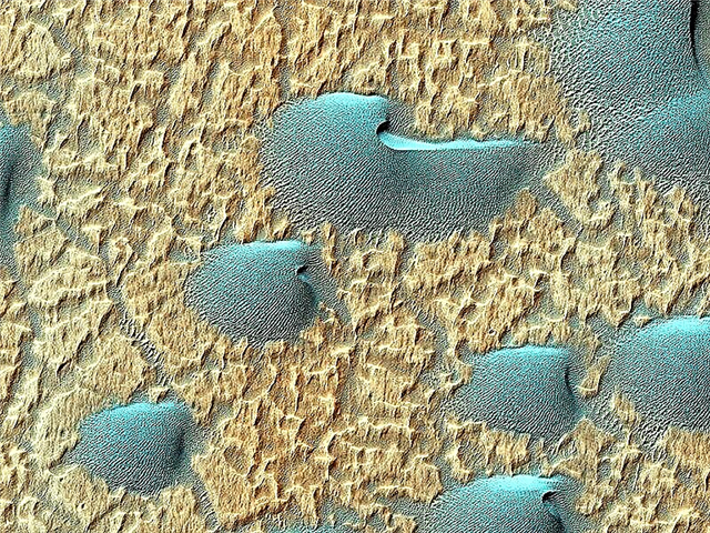 화성 우주선의 멋진 모래 언덕, 틈새 및 수평선