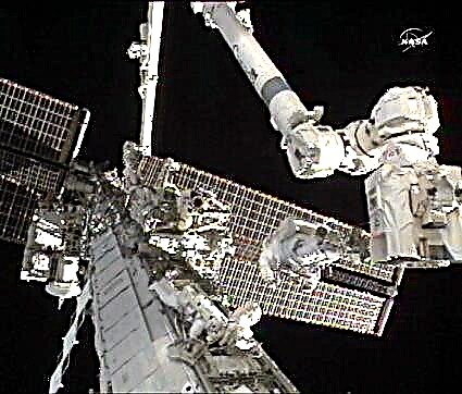 Spacewalkers Fjern mislykket pumpemodul på ISS; To flere EVA'er, der er nødvendige for at gennemføre reparationer - Space Magazine